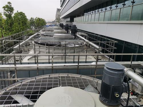 冷卻塔利用空氣與水接觸來冷卻水的裝置,冷卻塔空氣流動方向